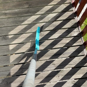 Zone floorball - Jag säljer en zone floorball innebandy klubba som har ganska slitet blad men själva klubban är i bra skick. 