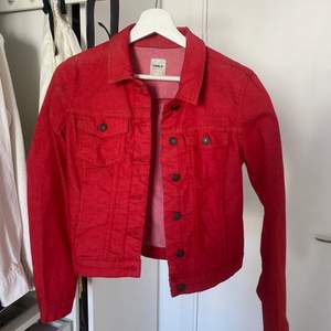 Helt ny, aldrig använd, röd jeansjacka från Only strl 36 (S) Säljer pga aldrig använt & kmr ej till användning 