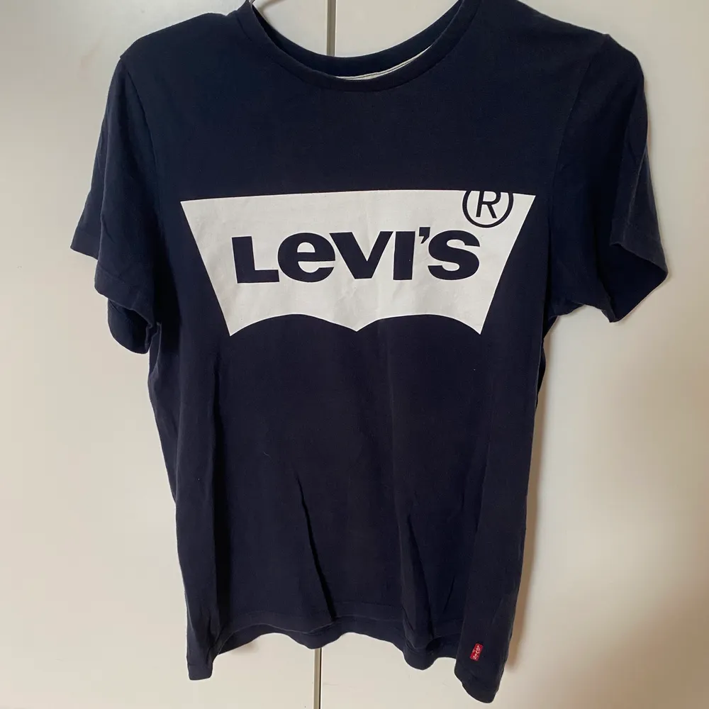 Säljer en äkta Levis t-shirt. Använd ett par gånger, inga defekter. Storlek 14 (S) Säljer för 100 kr (+frakt). T-shirts.