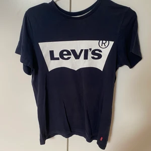 Levis t-shirt - Säljer en äkta Levis t-shirt. Använd ett par gånger, inga defekter. Storlek 14 (S) Säljer för 100 kr (+frakt)