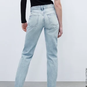 Zara Mid Rise Jeans - Säljer mid rise Straight jeans ifrån Zara. Aldrig använda endast testade, prislapp fortfarande på. Köpte för 359kr.