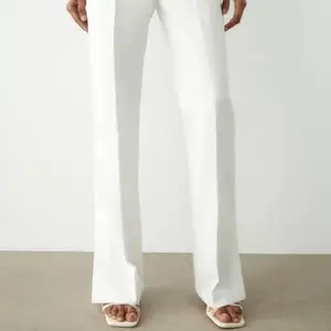 Vita kostymbyxor från Zara. Prislappen sitter kvar. Storlek S. Varan är slutsåld på Zaras hemsida. Pris: 398 exklusive frakt