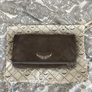 Zadig Voltaire Rock Clutch in gray suede and silver metal details. Bought in 2018 used several times but still in very good condition. Two straps one long and one shorter. 4 different compartments. 