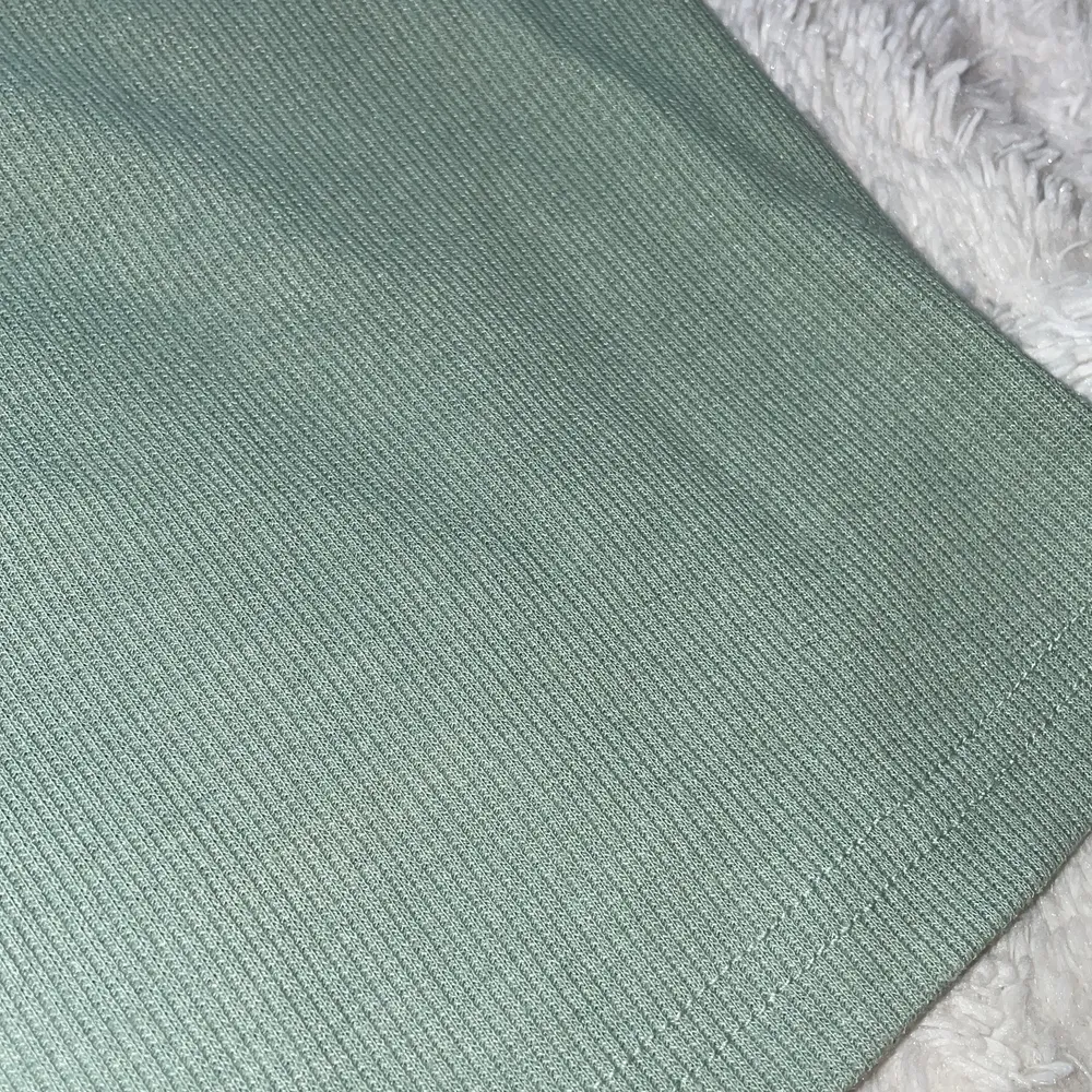 Ett fint grönt linne som är använt 2 ggr💚 frakt är inkluderat i priset💚 vill man mötas upp är det billigare. Från shein . Toppar.