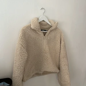 Vit tröja  - En så gosig vit/beige tröja från bikbok 🤍 fint skick! frakt är inkluderat i priset💚 vill man mötas upp är det billigare.