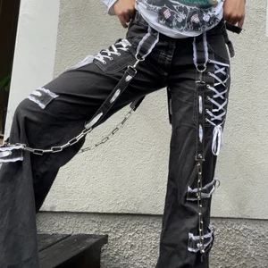 Poizenjeans - Byxor från poizen i bra skick. Går att ta bort kedjorna
