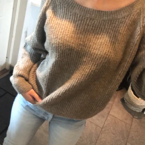 Stickad beige/brun tröja - Super mysig stickad tröja som inte kommer till använding😍