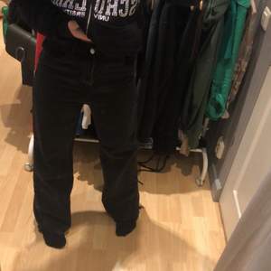 Svarta ”street” jeans i storlek 40. Säljer då är förstora på mig som vanligtvis har 36/38