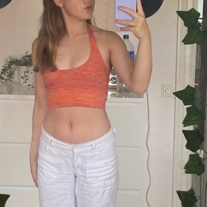 Halterneck pull&bear linne - Jätte gulligt pull&bear linne i färgen orange💓 säljer det eftersom det tyvärr inte har kommit till användning :( linnet är i nyskick och är skönt att ha på sig (sticks eller kliar inte)🫶💓
