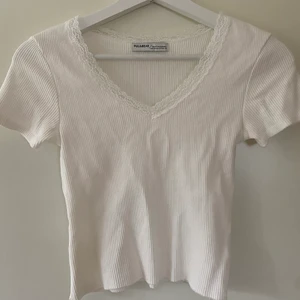 Gulligt spetslinne  - Vitt spetslinne i storlek xs/s från Pull and bear