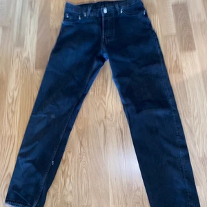 Weekday Barrel Jeans - Sköna weekday barrel jeans med nice passform. Säljer för dom kommer tyvärr inte till användning längre. Köpare står för frakt, skriv om frågor finns.