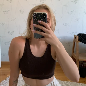 Brun topp - Bild två visar färgen. Brun topp croppad. Superfin till linnebyxor
