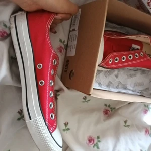 Röda converse - Det är jätte bra skick men lite smuts på sulan men annara finns det i get mer! Kom priv för frågor!❤ (Pris kan diskuteras och är öppen för byten på alla mina plagg) 