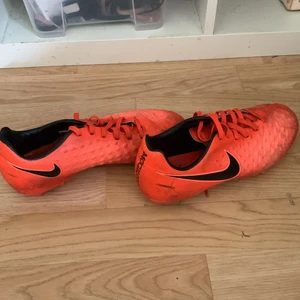 Fotbollsskor  - För små men är i bra skick! Storlek 38,5