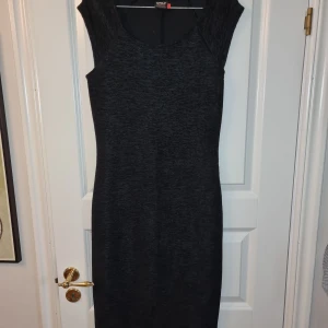 Fodralklänning  - Som ny, superfin fodralklänning med slits där bak. 