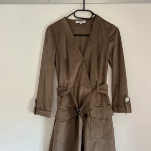 Playsuit i mockaimitation - Aldrig använd  - Aldrig använd playsuit i mockaimitation Nypris 664kr