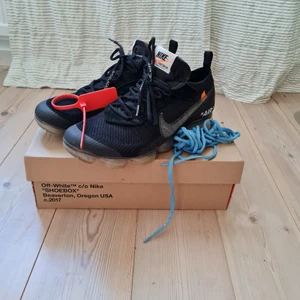Off white vapormax  - Fina svarta Off-white vapormax i storlek 43 och mycket bra skick. Tag, extra snören och kvitto finns.