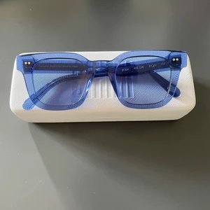 Chimi solglasögon💙 - Säljer mina chimi solglasögon i modellen #004 clear och i färgen Acai!✨Använda fåtal gånger och i toppenskick. Givetvis medkommer fodralet🙌🏼Nypris: 1200 kr