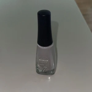 Nagellack  - Grått nagellack som jag inte använder.