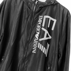 EA7 Emporio Armani  - EA7 Emporio Armani  vindjacka oanvänd  fri frakt ingår i priset 