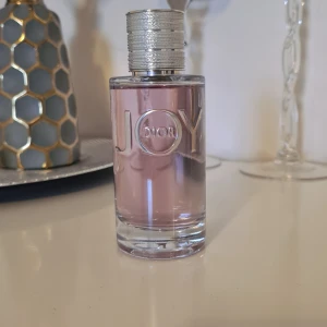 Dior parfym  - Hej! Joy by Dior parfym 90ml , då jag testade bara två gånger och doften inte passar för mig . Jag fick denna i present. Ny pris är 1545 kr i Kick. . Jag skickar alltid med postnord men jag tar inte ansvar.  