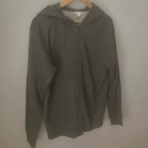 Huvtröja - Mörkgrå huvtröja från hm.  Nyskick.  Köparen står för frakt 😇