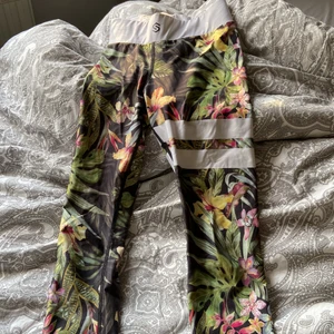 stronger träningsthigts - ett par färgglada träningthigts från stronger, väl använda men fortfarande fint skick💞