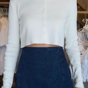 Brandy Melville Athelia tröja  - Säljer denna populära cardigan från Brandy Melville, köpt i USA. Använd en gång! Utmärkt skick! Super snygg och skön. One size🤍