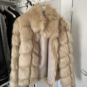 Pälsjacka Beige  - Pälsjacka i Beige (fuskpäls) från NLY. Helt ny, aldrig använd, strl 34, nypris var 799 :-