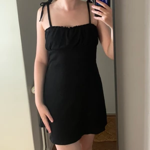 svart miniklänning - söt miniklänning i storlek S från H&M! använd ett par gånger och är i fint skick. köparen står för frakten som ingår i annonspriset (66kr)