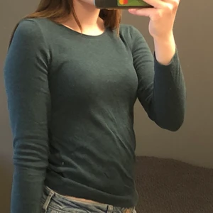 Mörkgrön tröja - Säljer denna mörkgröna tröja i storlek S men skulle mer säga att den är XXS/XS. 