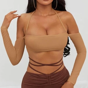 Croptop - Säljer pga passar inte mig. Märkt strl L så storleken har med bysten att göra