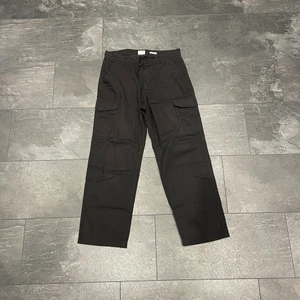 Cargobyxa - En lågmidjad, vid, y2k cargobyxa som är superskön Storlek 32/84cm i midja