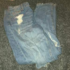 Jeans med hål i, säljes för 40kr pluss frakt Fler bilder kan fås om man vill   Hör av dej vid frågor eller intresse😊