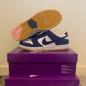 NIKE SB DUNK LOW ”LA Dodgers” - WTS NIKE SB DUNK ”LA Dodgers” DS EU 45/US 11 | EU 42/US 8.5 BIN 2000kr  (Meetup i Malmö eller står köparen för frakt) 