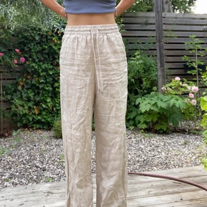 Raka linnebyxor  - Raka ljusbeiga linnebyxor från H&M. Byxorna är i princip helt oanvända & jag säljer dem då de är aningen för stora för mig på bredden (lite för ”baggy”) & på längden (är 169 och de går till golvet). Skriv för fler bilder. Köparen står för frakten 💕