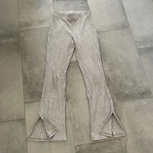 Ginatricot byxor - Dessa ribbade byxor från ginatricot säljs nu för 40kr! Dom är i fint skick och jättesköna! Hör av dig vid intresse!💗 frakten är ungefärlig och kan sänkas eller höjas några kronor! Står ej för postens slarv!💗