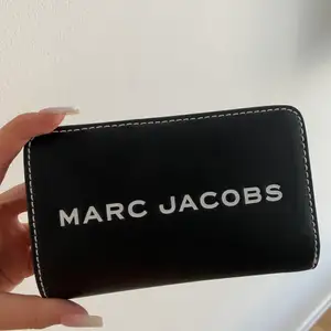 Marc Jacobs plånbok i nyskick, endast använd 2 ggr så som ny, nypris var 2900 :- köpt på Tara (Raglady) i Kungsmässan år 2019, så en av dem nyare modellerna från Marc Jacobs 🖤 Snygg och stilren med många fack finns även stort fack med dragkedja för mynt