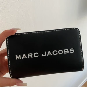 Marc Jacobs Plånbok - Marc Jacobs plånbok i nyskick, endast använd 2 ggr så som ny, nypris var 2900 :- köpt på Tara (Raglady) i Kungsmässan år 2019, så en av dem nyare modellerna från Marc Jacobs 🖤 Snygg och stilren med många fack finns även stort fack med dragkedja för mynt