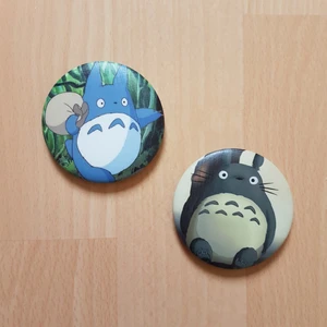 Totoro pins - 2 pins med motiv från filmen My Neighbor Totoro, ca 5 cm stora. 30 kr styck eller 50 kr för båda!