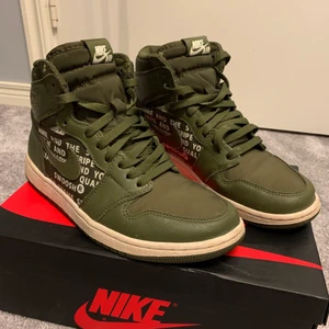 Nike Air Jordan 1 Retro High ”Olive Canvas” - Säljer mina gamla Jordans pga att jag växt ur dom. Storlek 41, använda runt 5 gånger så i nyskick! Säljer för 1499kr då nypris är va 3/4 tusen. Pris kan diskuteras vid snabb affär. Kan fraktas( frakt betalar köpare) och kan mötas upp i Stockholm. 