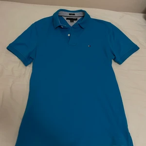 Tommy Hilfiger Skjorta - En fin skjorta från Tommy Hilfiger som inte kommer till någon använding då den är för stor för mig. Den passar någon som är L, frakt står kunden för❤️