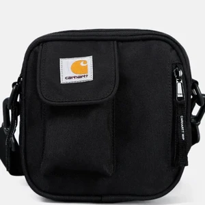 SÖKER carhartt bag essentials - Söker carhartt bag essentials i svart  För att förtydliga JAG SÖKER DENNA VÄSKA! Säljer ej. 