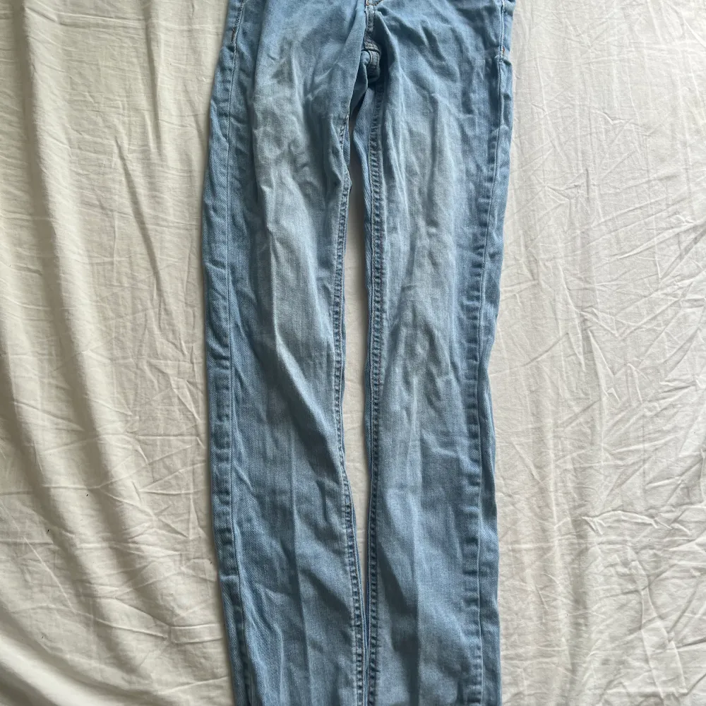 Ett par ljusblåa jeans som är försmå men så gott som nya behövs dock strykas då dem legat i en flyttkartong. Jeans & Byxor.