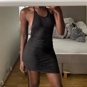 Jag säljer min svarta halterneck klänning som är använd några gånger och har fin pass form samtidigt som klänningen har resår på sidorna som man kan justera. (Resår även på rumpan)🫶🏾