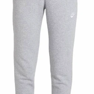 Nike mjukisbyxor -  Nike mjukis byxor köpt i Frankrike mycket skönt och fint Typ helt ny när jag köpte var priset 500 kr