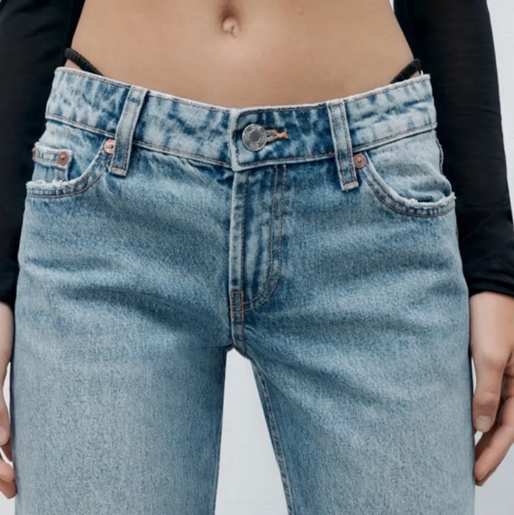 Så snygga lågmidjade jeans från zara. Helt slutsålda och aldrig använda. Lappen sitter kvar skriv för bilder eller liknande💕. Jeans & Byxor.