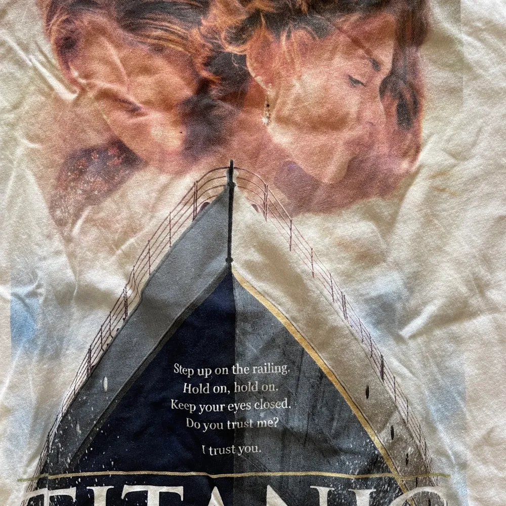 T-shirt med Titanic motiv . T-shirts.