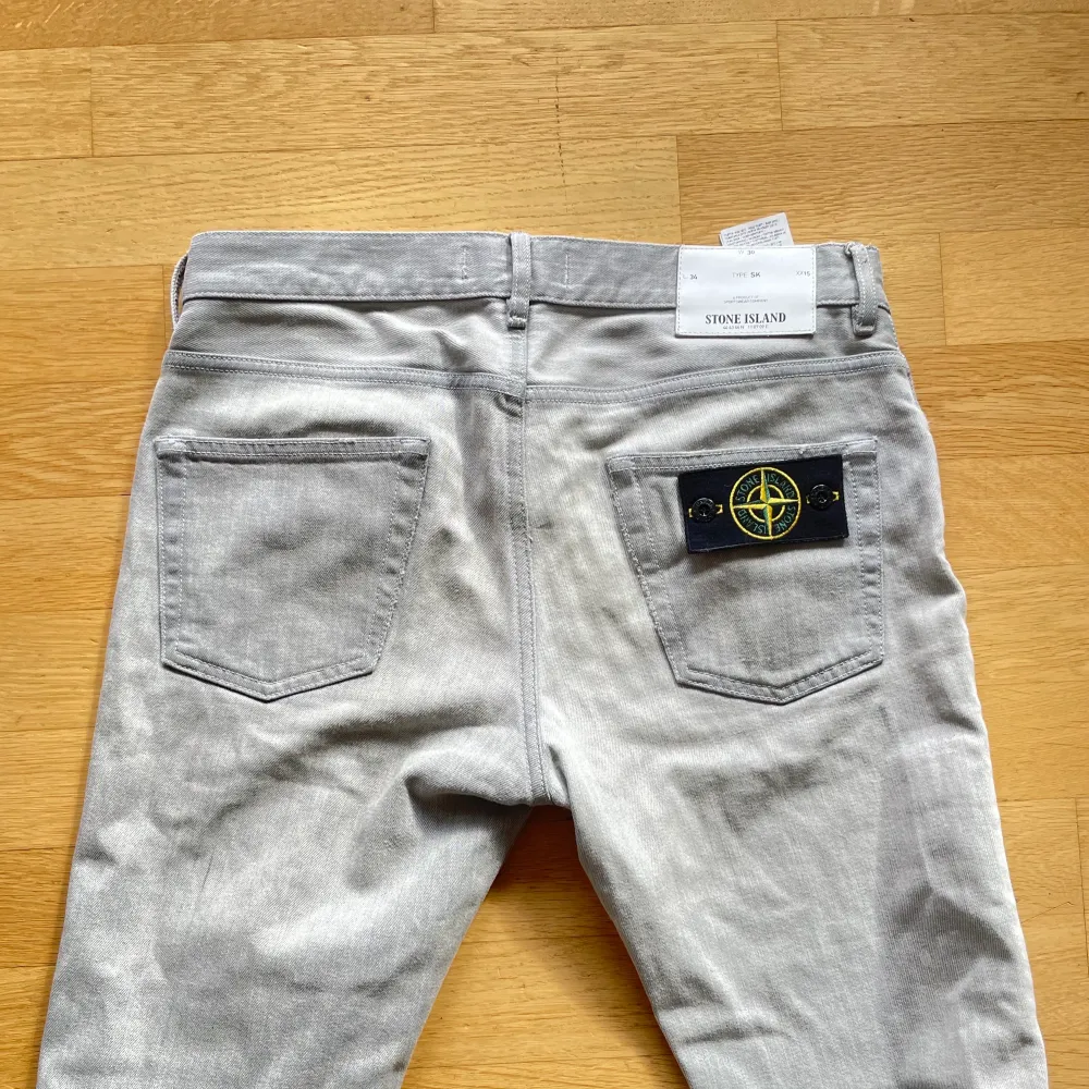 Säljer mina Stone Island jeans då dem är för små för mig. Litet hål vid gylfen men går att fixa, annars grymma jeans! Stl 30/34 men kortat ned längden hos skräddare så att dem passar stl 30/32.  Priset går att diskuteras, köpare står för frakt . Jeans & Byxor.