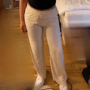 Linnebyxor HM - Storlek S, från HM! Går att ha både lågmidjat som på första bilen och högmidjade som på andra bilden! Nypris 399, pris går att diskutera ❤️